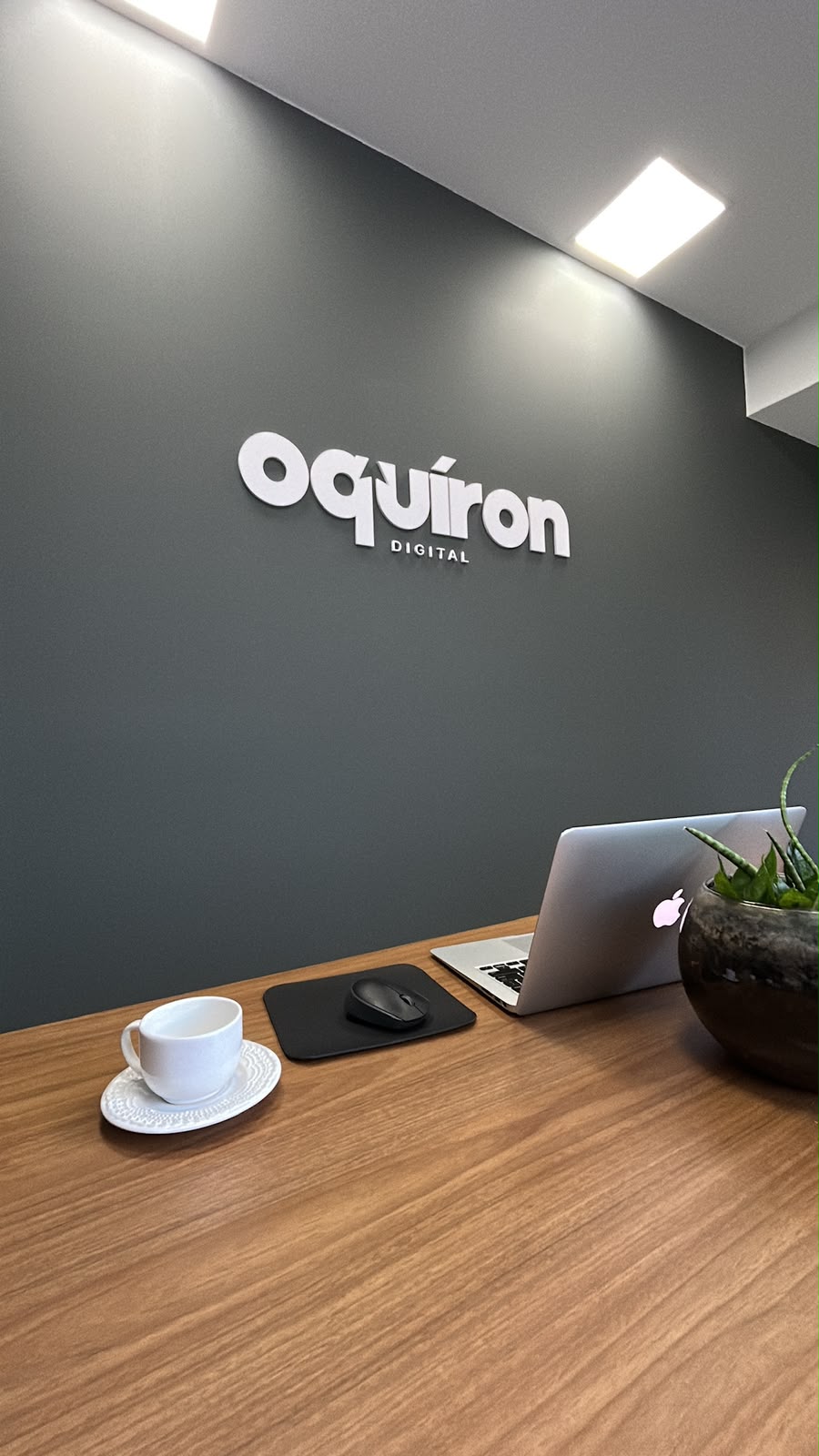 Copo Oquíron Digital no escritório